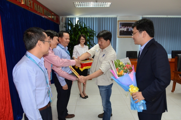 Đảng ủy Tập đoàn tặng giấy khen cho tổ chức đảng và đảng viên BSR