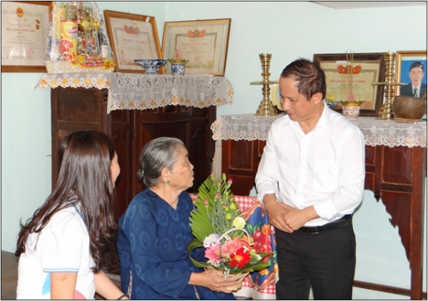 Công đoàn PVU tổ chức Họp mặt truyền thống và thăm tặng quà Mẹ Việt Nam anh hùng nhân kỷ niệm 105 Ngày Quốc tế Phụ nữ (8/3/1910-8/3/2015)