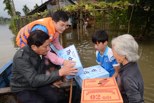 Công ty BSR cứu trợ khẩn cấp đồng bào lũ lụt tỉnh Quảng Ngãi