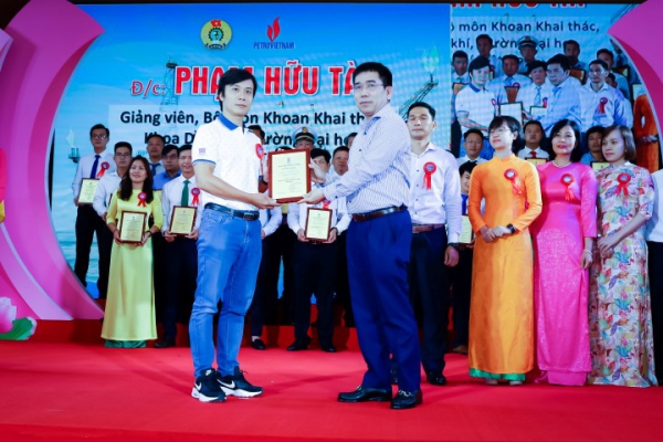 Người lao động PVU được tôn vinh danh hiệu Dầu khí tiêu biểu và nhận nhiều giải thưởng của Giải chạy bộ online “Xuân Dầu khí 2022”