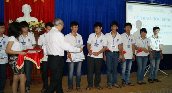PVU tổ chức buổi lễ trao học bổng và khen thưởng cho những sinh viên đạt thành tích cao trong học kỳ I