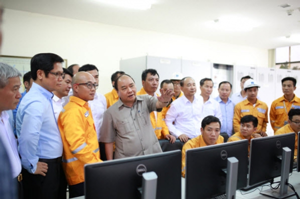 Thủ tướng Nguyễn Xuân Phúc thăm xí nghiệp phân phối khí áp thấp miền Bắc