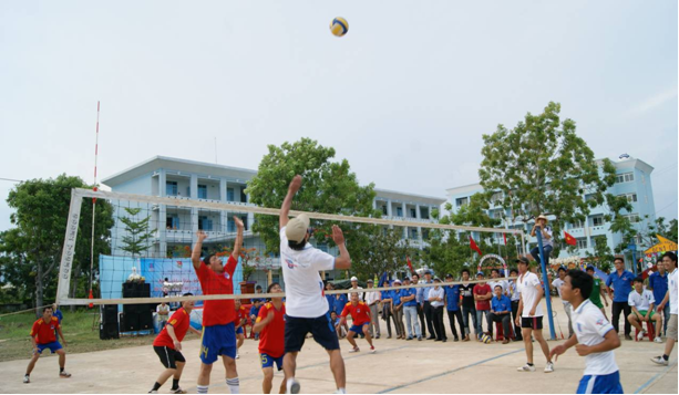 tran giao huu bong chuyen giua can bo giang vien hai truong