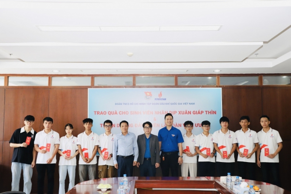 Đoàn Thanh niên Tập đoàn trao quà cho sinh viên và tuyên dương đảng viên là đoàn viên ưu tú của PVU