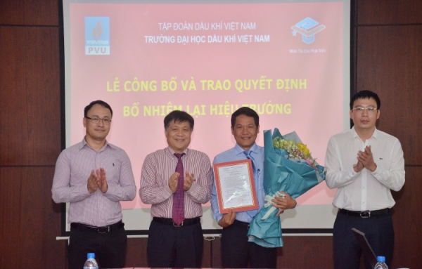 Công bố và trao quyết định bổ nhiệm lại Hiệu trưởng PVU đối với đồng chí Phan Minh Quốc Bình