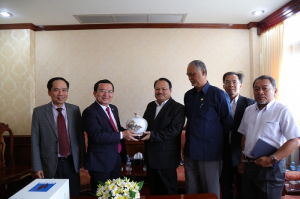 Chủ tịch HĐTV Tập đoàn Nguyễn Quốc Khánh làm việc với Bộ trưởng Bộ Năng lượng và mỏ Lào