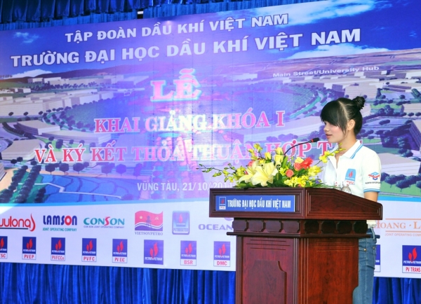 Phát biểu cảm nghĩ của sinh viên Phùng Thị Huệ nhân dịp Lễ khai giảng khóa I của PVU
