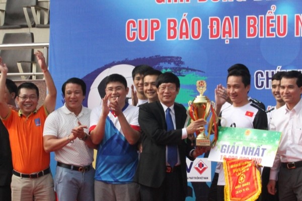 Đội bóng Đoàn Thanh niên Dầu khí vô địch cup Báo Đại biểu Nhân dân