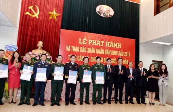 Tập đoàn Dầu khí Quốc gia Việt Nam đồng hành với báo Nhân dân gửi tặng Báo Nhân Dân Tết Đinh Dậu - 2017 tới cán bộ, chiến sĩ biên giới, hải đảo