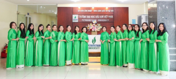 PVU rộn ràng “Tuần lễ áo dài” chào mừng Ngày Phụ nữ Việt Nam 20/10