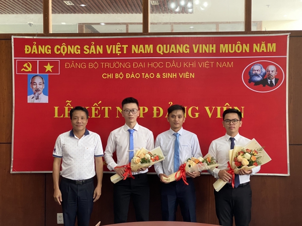 Lễ kết nạp Đảng viên mới cho sinh viên PVU năm 2020