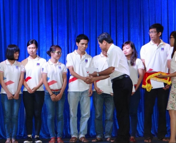 Trao học bổng và phần thưởng HK1 năm học 2014-2015 cho SV PVU