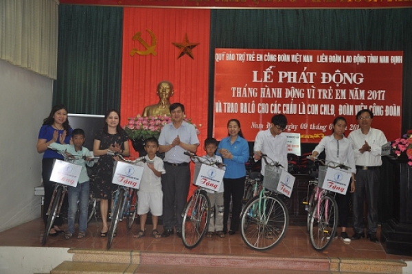 Công đoàn DKVN trao học bổng cho con em công nhân lao động