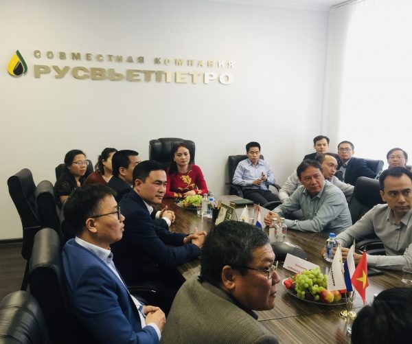 Chủ tịch CĐ DKVN thăm và làm việc với các đơn vị ở Liên bang Nga