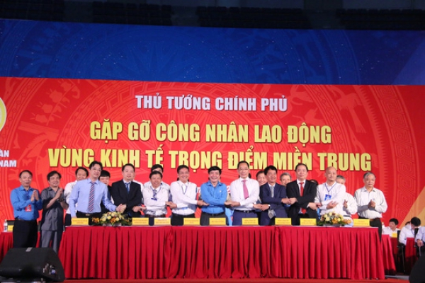 Ký chương trình hợp tác với Tổng liên đoàn lao động
