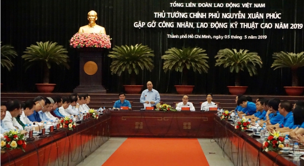 Thủ tướng Chính phủ đối thoại với công nhân kỹ thuật cao