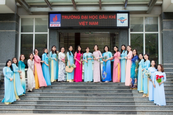 Nữ cán bộ, giảng viên PVU hưởng ứng Tuần lễ Áo dài