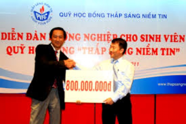 (PVFC) Quỹ “Thắp Sáng Niềm Tin” trao học bổng cho sinh viên khóa I của PVU