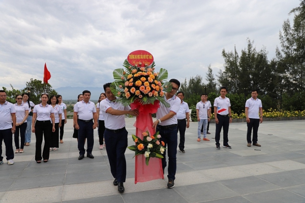 Đảng bộ PVU: Hành trình giáo dục truyền thống lịch sử, thăm Khu tưởng niệm chiến sĩ Gạc Ma và Tượng đài Cam Ranh